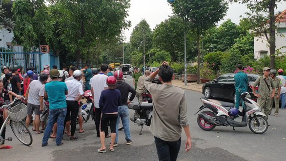 Nam thanh niên chết cạnh xe máy, dao Thái Lan găm trên ngực - Ảnh 3. Nam thanh niên chết cạnh xe máy, dao Thái Lan găm trên ngực - Ảnh 3.