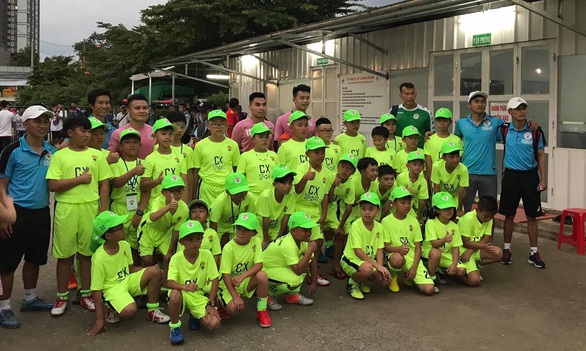 Hơn 30 học sinh từ Đà Lạt xuống TP.HCM để xem Quang Hải, Hùng Dũng - Ảnh 2. Hơn 30 học sinh từ Đà Lạt xuống TP.HCM để xem Quang Hải, Hùng Dũng - Ảnh 2.