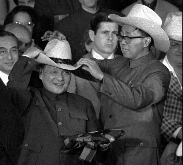 Từ mũ cao bồi của Đặng Tiểu Bình năm 1979 đến lãnh sự quán bị đóng cửa ở Texas - Ảnh 1. Từ mũ cao bồi của Đặng Tiểu Bình năm 1979 đến lãnh sự quán bị đóng cửa ở Texas - Ảnh 1.