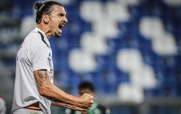 Chủ tịch, HLV kiêm cầu thủ Ibrahimovic - Ảnh 1.