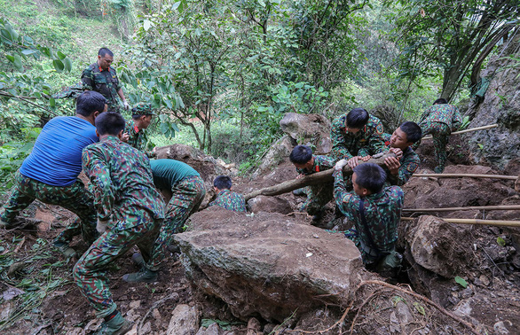 Tìm máu xương đồng đội ở chiến địa Vị Xuyên - Kỳ 1: Xương anh lẫn trong đá, mìn - Ảnh 3.