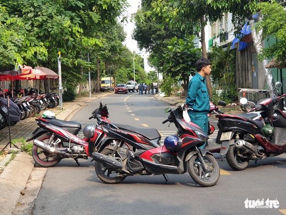 Nam thanh niên chết cạnh xe máy, dao Thái Lan găm trên ngực - Ảnh 1. Nam thanh niên chết cạnh xe máy, dao Thái Lan găm trên ngực - Ảnh 1.