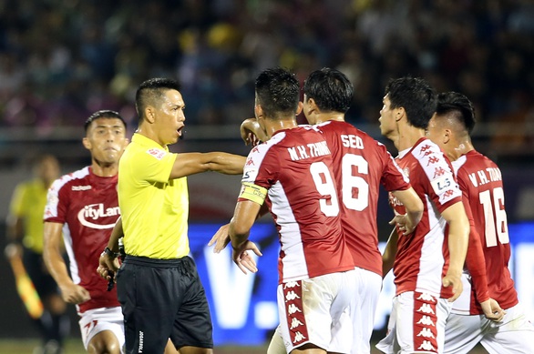 Thua vì sai lầm trọng tài, CLB TP.HCM đề nghị thay trưởng ban trọng tài - Ảnh 1. Thua vì sai lầm trọng tài, CLB TP.HCM đề nghị thay trưởng ban trọng tài - Ảnh 1.