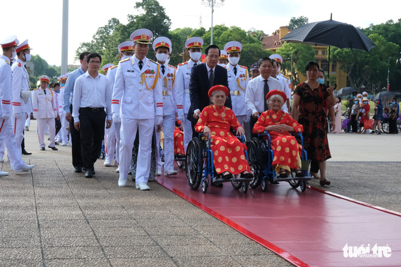 Xúc động mẹ Việt Nam anh hùng ra thăm lăng Bác, đọc lại bài thơ động viên con ra trận - Ảnh 4.