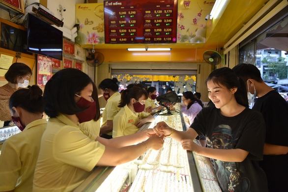 Vàng trong nước gần 55 triệu/lượng, ai mua lúc này là mua cao hơn giá thật 2,5 triệu - Ảnh 1. Vàng trong nước gần 55 triệu/lượng, ai mua lúc này là mua cao hơn giá thật 2,5 triệu - Ảnh 1.
