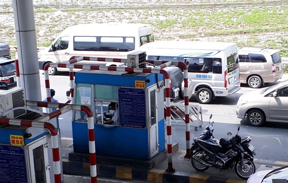 Du khách ùn ùn đi Vũng Tàu, xe nhích từng cm gần hết quốc lộ 51 - Ảnh 2. Du khách ùn ùn đi Vũng Tàu, xe nhích từng cm gần hết quốc lộ 51 - Ảnh 2.
