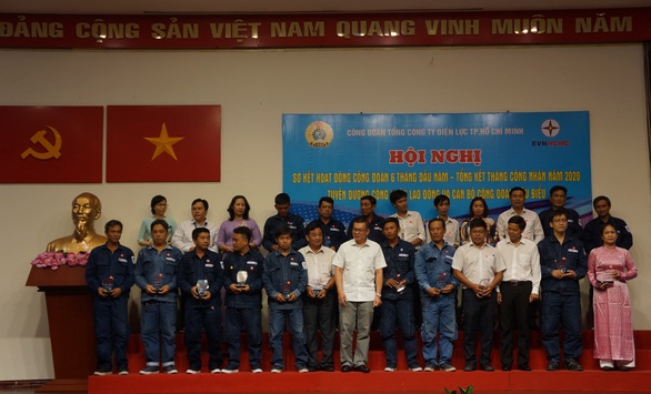 EVNHCMC khen thưởng 18 tập thể và 215 công nhân viên chức lao động - Ảnh 1. EVNHCMC khen thưởng 18 tập thể và 215 công nhân viên chức lao động - Ảnh 1.