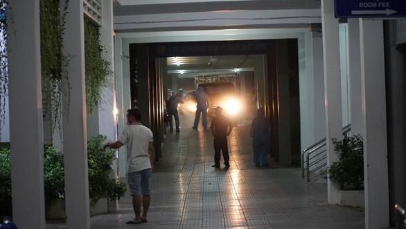 Quân đội phun thuốc khử trùng Bệnh viện Đà Nẵng và Bệnh viện C - Ảnh 5. Quân đội phun thuốc khử trùng Bệnh viện Đà Nẵng và Bệnh viện C - Ảnh 5.