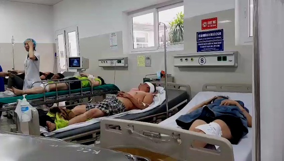 Phó thủ tướng thường trực vào Quảng Bình sau vụ lật xe làm 13 người chết - Ảnh 3. Phó thủ tướng thường trực vào Quảng Bình sau vụ lật xe làm 13 người chết - Ảnh 3.