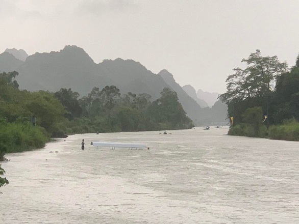 Mưa dông làm lật thuyền chở du khách ở chùa Hương - Ảnh 2. Mưa dông làm lật thuyền chở du khách ở chùa Hương - Ảnh 2.