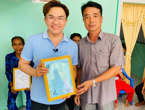 Dịch COVID-19, nghệ sĩ làm từ thiện: Mổ tim cho trẻ em, mổ mắt cho người nghèo - Ảnh 3. Dịch COVID-19, nghệ sĩ làm từ thiện: Mổ tim cho trẻ em, mổ mắt cho người nghèo - Ảnh 3.