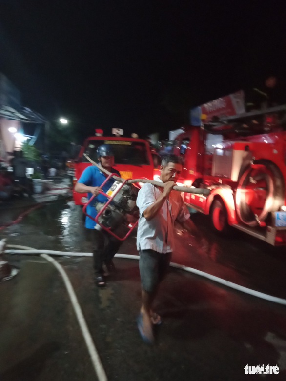 Gần 3 giờ mới dập được cháy ở công ty xay xát lúa gạo - Ảnh 1. Gần 3 giờ mới dập được cháy ở công ty xay xát lúa gạo - Ảnh 1.