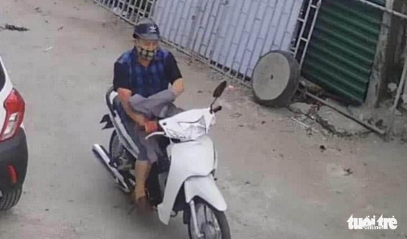 Một phụ nữ bị đâm chết tại chỗ khi đang trên đường đi chợ - Ảnh 2. Một phụ nữ bị đâm chết tại chỗ khi đang trên đường đi chợ - Ảnh 2.