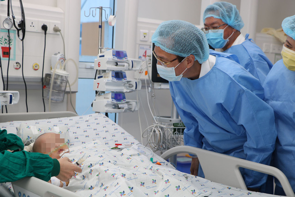 Trúc Nhi - Diệu Nhi tháo bột đôi chân dần dần, ăn sữa nhiều hơn - Ảnh 1. Trúc Nhi - Diệu Nhi tháo bột đôi chân dần dần, ăn sữa nhiều hơn - Ảnh 1.