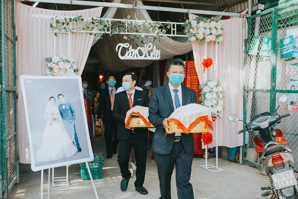 Đám cưới ở Quảng Ngãi, hai họ cùng đeo khẩu trang, không mời tiệc - Ảnh 3. Đám cưới ở Quảng Ngãi, hai họ cùng đeo khẩu trang, không mời tiệc - Ảnh 3.
