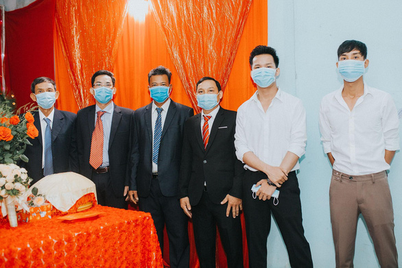 Đám cưới ở Quảng Ngãi, hai họ cùng đeo khẩu trang, không mời tiệc - Ảnh 4. Đám cưới ở Quảng Ngãi, hai họ cùng đeo khẩu trang, không mời tiệc - Ảnh 4.