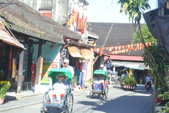 Quảng Nam ngưng vé số dạo, ngừng đón khách từ Đà Nẵng - Ảnh 1. Quảng Nam ngưng vé số dạo, ngừng đón khách từ Đà Nẵng - Ảnh 1.