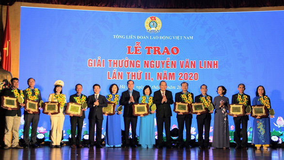 10 cán bộ công đoàn xuất sắc được tặng Giải thưởng Nguyễn Văn Linh - Ảnh 1. 10 cán bộ công đoàn xuất sắc được tặng Giải thưởng Nguyễn Văn Linh - Ảnh 1.