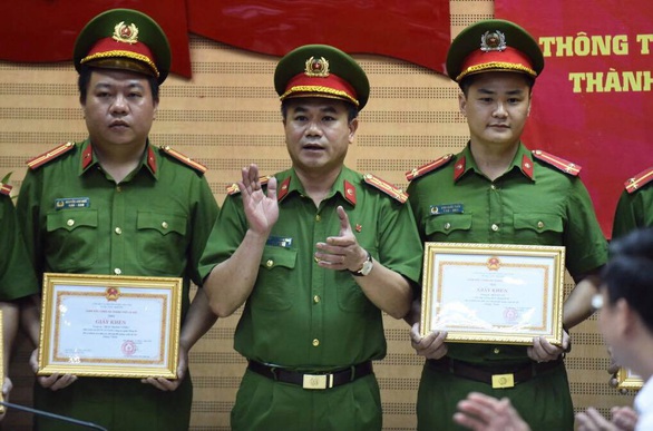 Khen thưởng ban chuyên án bắt 2 nghi can cướp BIDV - Ảnh 2. Khen thưởng ban chuyên án bắt 2 nghi can cướp BIDV - Ảnh 2.