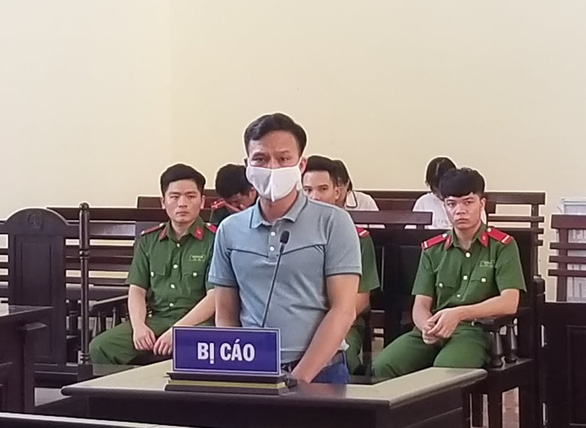Phạt 30 tháng tù treo nguyên chánh văn phòng TAND huyện Cao Phong - Ảnh 1. Phạt 30 tháng tù treo nguyên chánh văn phòng TAND huyện Cao Phong - Ảnh 1.