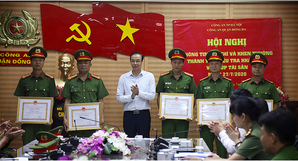 Khen thưởng ban chuyên án bắt 2 nghi can cướp BIDV - Ảnh 1. Khen thưởng ban chuyên án bắt 2 nghi can cướp BIDV - Ảnh 1.