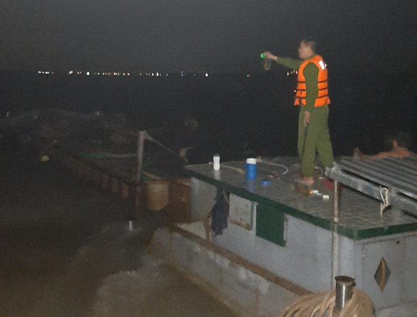 Bị bắt quả tang hút trộm, phải bơm trả cát xuống sông Tiền - Ảnh 2. Bị bắt quả tang hút trộm, phải bơm trả cát xuống sông Tiền - Ảnh 2.
