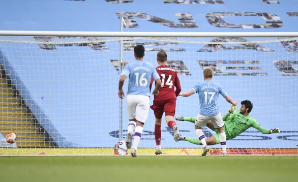 Mắc nhiều sai lầm, Liverpool bị Man City vùi dập 4 bàn không gỡ - Ảnh 2. Mắc nhiều sai lầm, Liverpool bị Man City vùi dập 4 bàn không gỡ - Ảnh 2.