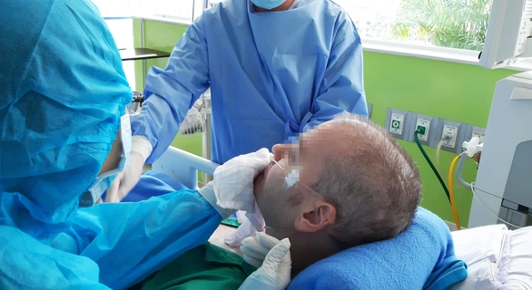 Phi công người Anh đã đủ điều kiện chuyển viện ngày 12-7 - Ảnh 2. Phi công người Anh đã đủ điều kiện chuyển viện ngày 12-7 - Ảnh 2.