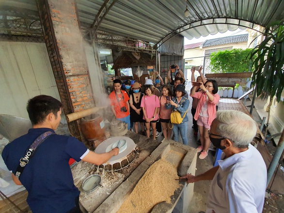 Du lịch miền Tây thay áo mới, khách trở lại ai cũng mừng - Ảnh 1. Du lịch miền Tây thay áo mới, khách trở lại ai cũng mừng - Ảnh 1.
