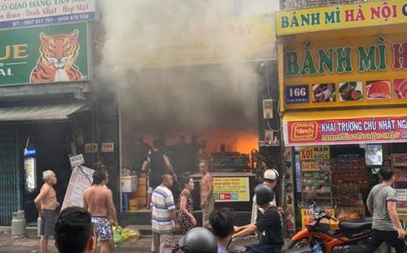 Cháy quán cơm trong khu phố Tây Sài Gòn, kịp cứu 7 người mắc kẹt - Ảnh 2.