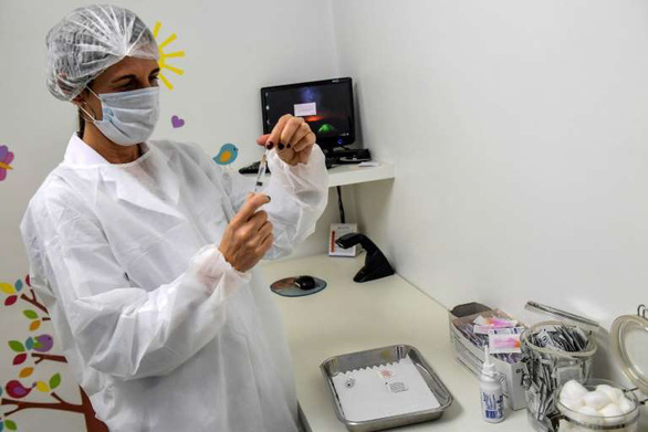 Nhân viên y tế Brazil tình nguyện thử vắcxin COVID-19 - Ảnh 1.