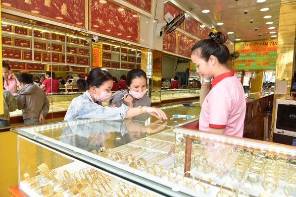 Giá vàng miếng SJC lại lên sát ngưỡng 58 triệu đồng/lượng - Ảnh 1. Giá vàng miếng SJC lại lên sát ngưỡng 58 triệu đồng/lượng - Ảnh 1.