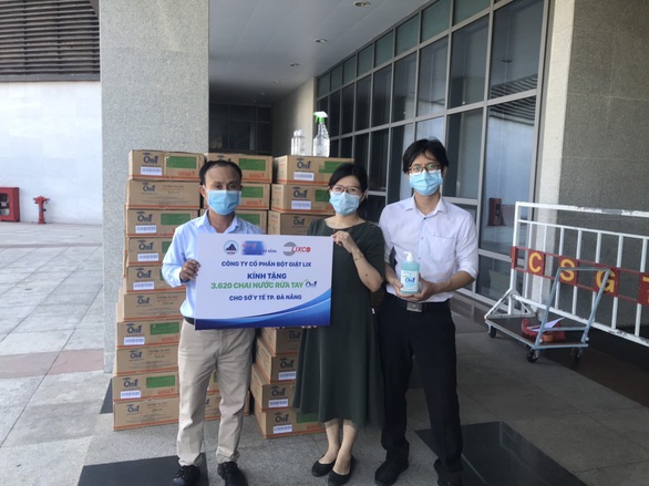 Tiếp sức hơn 2.000 lít dung dịch rửa tay On1 đến Đà Nẵng, Quảng Nam, Quảng Ngãi - Ảnh 1. Tiếp sức hơn 2.000 lít dung dịch rửa tay On1 đến Đà Nẵng, Quảng Nam, Quảng Ngãi - Ảnh 1.
