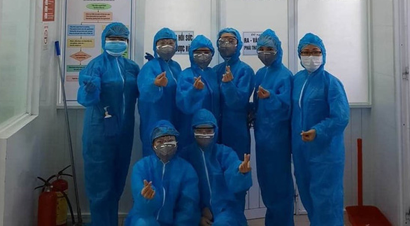 Y bác sĩ trong bệnh viện phong tỏa: Chúng tôi đang tạo thành một khối - Ảnh 2. Y bác sĩ trong bệnh viện phong tỏa: Chúng tôi đang tạo thành một khối - Ảnh 2.