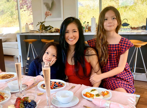 Hồng Nhung và hai con từ Mỹ về, lạc quan vui vẻ ở khu cách ly Quảng Ninh - Ảnh 1. Hồng Nhung và hai con từ Mỹ về, lạc quan vui vẻ ở khu cách ly Quảng Ninh - Ảnh 1.