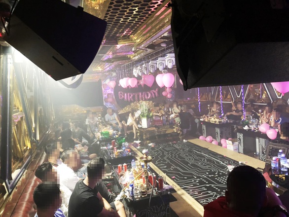 Trong 2 quán karaoke ở Bình Tân, gần nửa số người dương tính ma túy - Ảnh 1. Trong 2 quán karaoke ở Bình Tân, gần nửa số người dương tính ma túy - Ảnh 1.