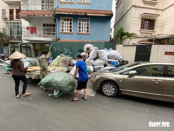 Mới mở 2 năm, đường Đồng Cổ giữa thủ đô đã đầy rác - Ảnh 6. Mới mở 2 năm, đường Đồng Cổ giữa thủ đô đã đầy rác - Ảnh 6.