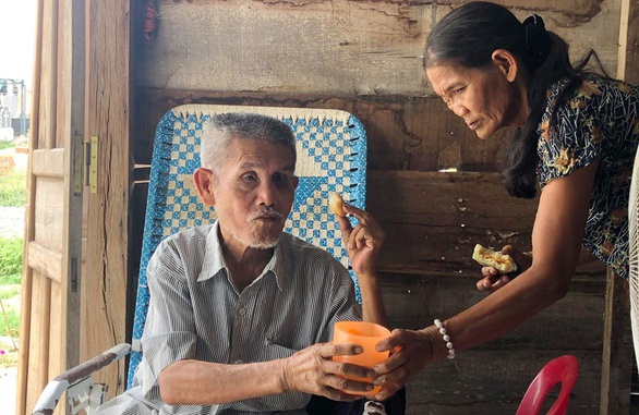 Vợ chồng và... 1 con mắt đưa đường yêu thương - Ảnh 1. Vợ chồng và... 1 con mắt đưa đường yêu thương - Ảnh 1.