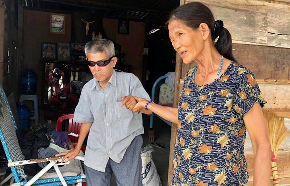 Vợ chồng và... 1 con mắt đưa đường yêu thương - Ảnh 3. Vợ chồng và... 1 con mắt đưa đường yêu thương - Ảnh 3.