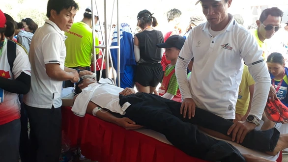Nhiều VĐV ngất xỉu tại giải marathon ở Lý Sơn, 2 người phải đưa vào bờ cấp cứu - Ảnh 3. Nhiều VĐV ngất xỉu tại giải marathon ở Lý Sơn, 2 người phải đưa vào bờ cấp cứu - Ảnh 3.