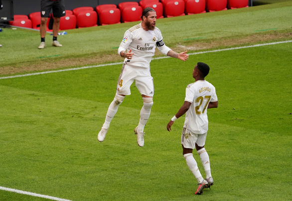Ramos ghi bàn từ chấm phạt đền giúp Real Madrid hơn Barca 7 điểm - Ảnh 1. Ramos ghi bàn từ chấm phạt đền giúp Real Madrid hơn Barca 7 điểm - Ảnh 1.