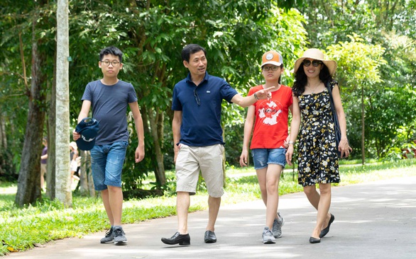 Kỳ nghỉ của y bác sĩ tuyến đầu chống dịch COVID-19 - Ảnh 1. Kỳ nghỉ của y bác sĩ tuyến đầu chống dịch COVID-19 - Ảnh 1.