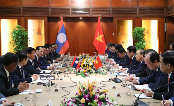Thủ tướng Nguyễn Xuân Phúc hội đàm trực tiếp với Thủ tướng Lào - Ảnh 2.