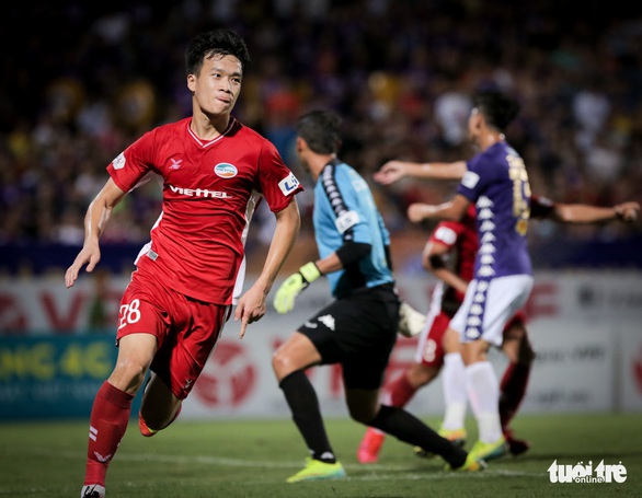 Bùi Tiến Dũng suýt dính trọn đòn trả đũa của ngoại binh Hà Nội FC - Ảnh 7. Bùi Tiến Dũng suýt dính trọn đòn trả đũa của ngoại binh Hà Nội FC - Ảnh 7.