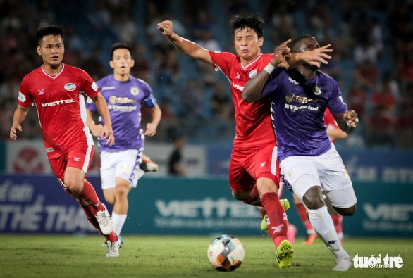 Bùi Tiến Dũng suýt dính trọn đòn trả đũa của ngoại binh Hà Nội FC - Ảnh 2. Bùi Tiến Dũng suýt dính trọn đòn trả đũa của ngoại binh Hà Nội FC - Ảnh 2.