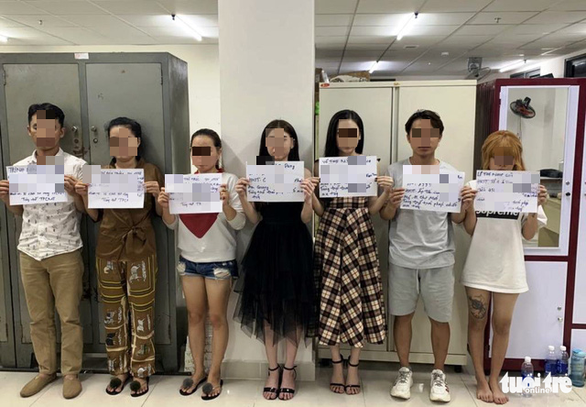 Bắt quả tang ‘phê ‘ ma túy, nhiều nam nữ tươi cười làm dáng khi bị chụp ảnh - Ảnh 2. Bắt quả tang ‘phê ‘ ma túy, nhiều nam nữ tươi cười làm dáng khi bị chụp ảnh - Ảnh 2.