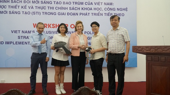Mũ cách ly di động của hai học sinh Việt Nam - Ảnh 1. Mũ cách ly di động của hai học sinh Việt Nam - Ảnh 1.