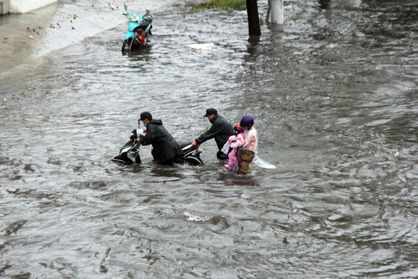 Nếu sửa ‘rốn ngập’ Nguyễn Hữu Cảnh chậm, chủ đầu tư và nhà thầu phải trả 14,2 tỉ thuê máy bơm - Ảnh 1. Nếu sửa ‘rốn ngập’ Nguyễn Hữu Cảnh chậm, chủ đầu tư và nhà thầu phải trả 14,2 tỉ thuê máy bơm - Ảnh 1.