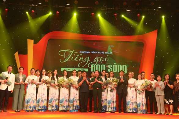 Trở về ký ức thời hoa lửa trong đêm nhạc Tiếng gọi non sông - Ảnh 3. Trở về ký ức thời hoa lửa trong đêm nhạc Tiếng gọi non sông - Ảnh 3.