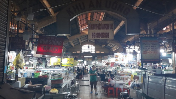 COVID-19 khiến những ngôi chợ sầm uất như Bến Thành ngáp ngủ - Ảnh 6. COVID-19 khiến những ngôi chợ sầm uất như Bến Thành ngáp ngủ - Ảnh 6.